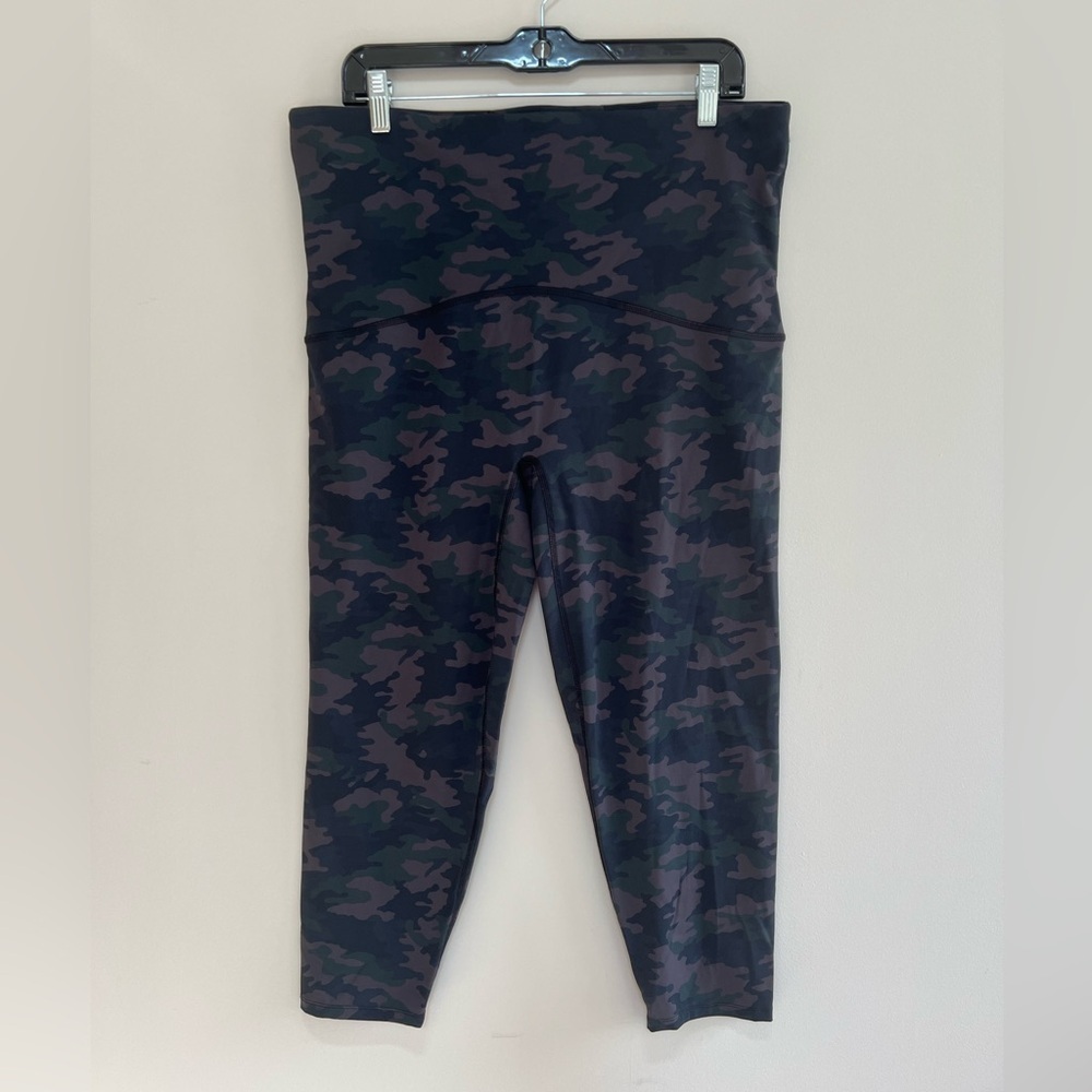 SPANX Black Camo Cropped Capri Leggings, size 2X